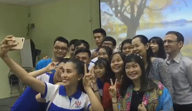 Trần Tiểu Vy tự tin nói tiếng Anh trong ngày đầu học Đại học