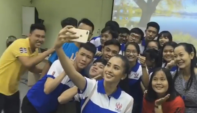 Trần Tiểu Vy tự tin nói tiếng Anh trong ngày đầu học Đại học