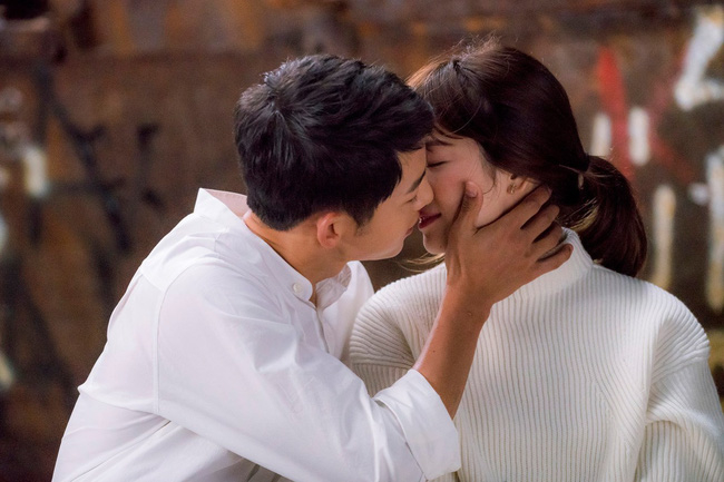 Tròn một năm ngày cưới, Song Joong Ki và Song Hye Kyo đang làm gì?