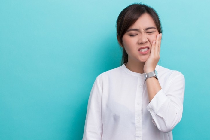 Uống trà sữa trân châu, cô gái bị viêm khớp thái dương hàm