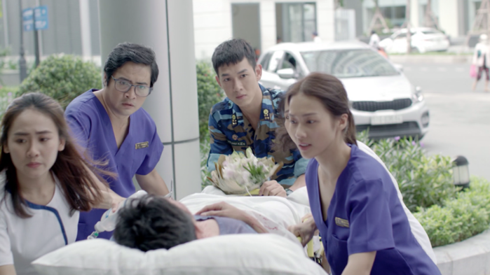 Vua len song, fan da nhanh chong chi ra nhung diem tru cua Hau Due Mat trơi phien ban Viet