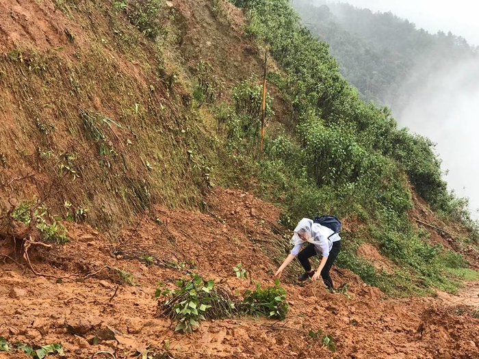 Những khoảnh khắc đẹp động lòng người khi các nàng hậu đi làm từ thiện