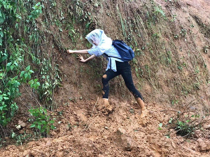 Những khoảnh khắc đẹp động lòng người khi các nàng hậu đi làm từ thiện