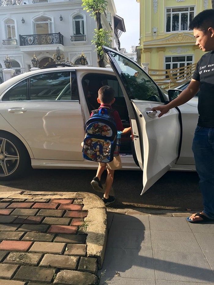 Cuộc sống nhung lụa của những cô chiêu, cậu ấm nhà sao Việt