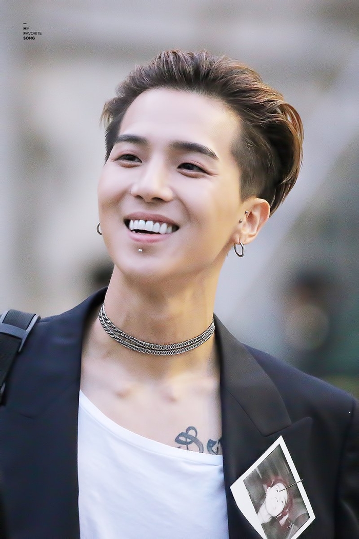 15 idol Kpop cắt tóc ngắn hay chuyển sang tóc dài đều xứng danh mỹ nam