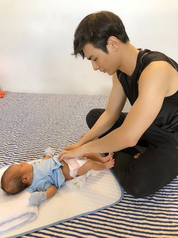 Những ông bố bỉm sữa thế hệ mới của Vbiz chăm con cực khéo