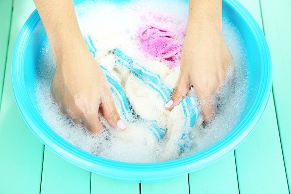 6 mẹo làm sạch cực hay giúp đánh bay vết “đèn đỏ” trên quần áo