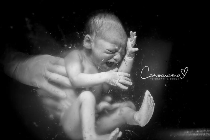 Khoảnh khắc diệu kì khi người mẹ sinh ra một thiên thần
