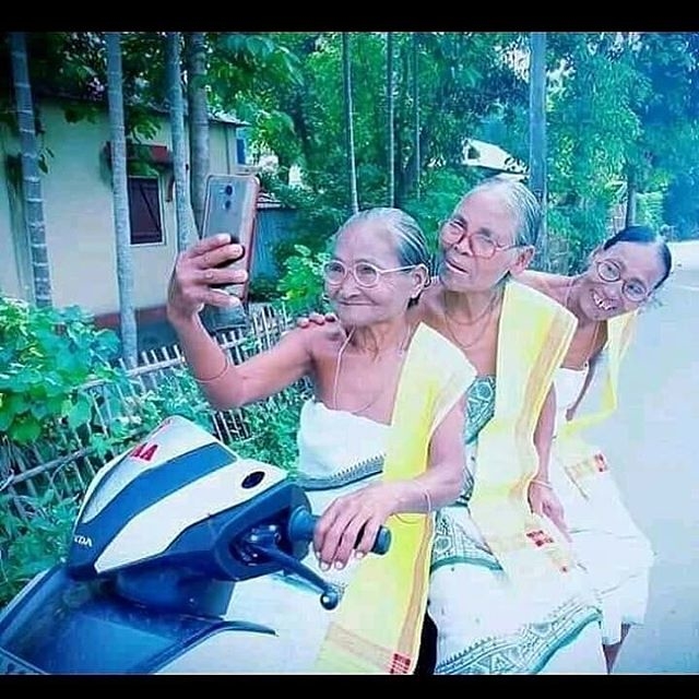 Ảnh vui tuần qua: Bom bi chiên giòn, cụ già xì-teen