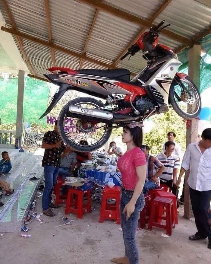 Ảnh vui tuần qua: Bom bi chiên giòn, cụ già xì-teen