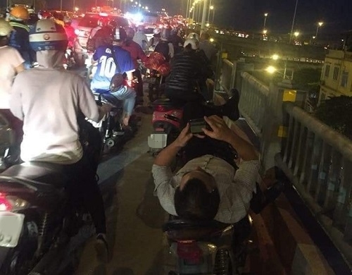 Ảnh vui tuần qua: Mẫu gà bên cúc họa mi, sen - boss cười hở răng