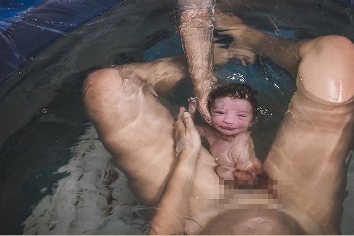 Khoảnh khắc diệu kì khi người mẹ sinh ra một thiên thần