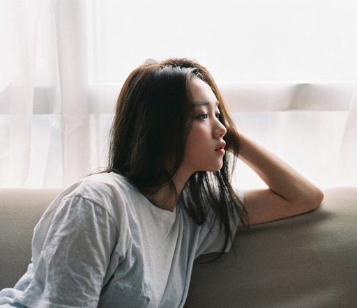 Bác sĩ cảnh báo về hội chứng tự bóc da tay đến rỉ máu như Hương Tràm