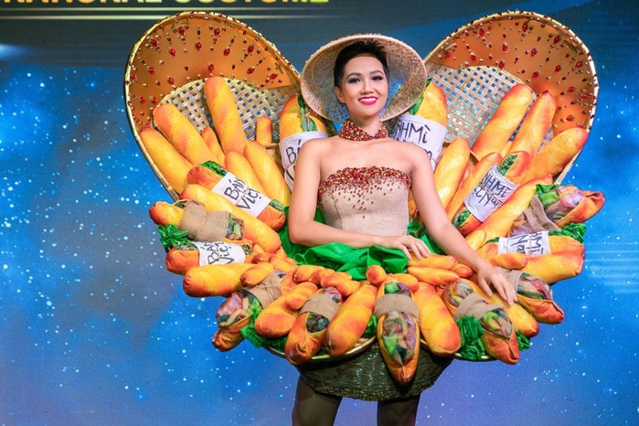 Dậy sóng khen chê quanh trang phục Bánh mì của H'Hen Niê