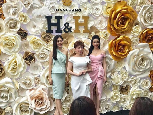 Bi fan chup voi, Bui Phuong nga va cac my nhan Viet khac la the nay day