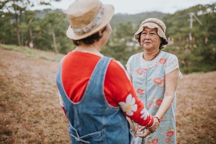 Bộ ảnh 2 cụ bà nắm tay giữa Đà Lạt mộng mơ gây sốt MXH
