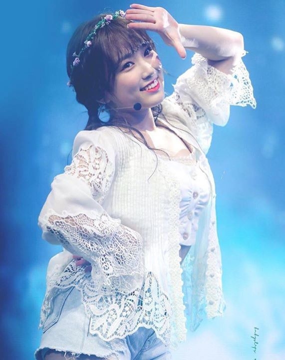 Cao chưa đến 1m50, thần tượng IZ*ONE khiến fan Kpop thế giới phát sốt