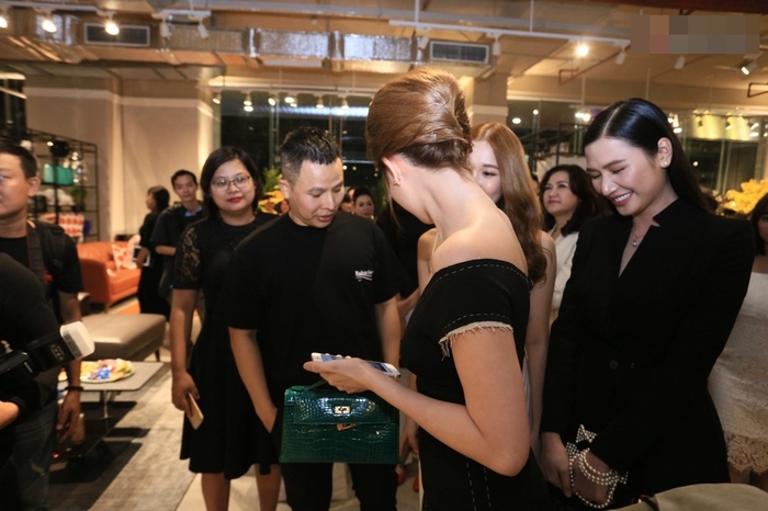 Cao tay như sao Việt khi xóa tin đồn “cạch mặt” khôn khéo