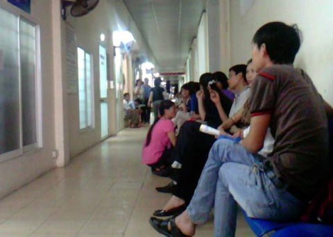 Vợ quằn quại đau đẻ đến chết đi sống lại và hành động của ông chồng