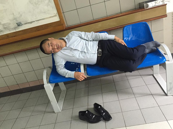 Vợ quằn quại đau đẻ đến chết đi sống lại và hành động của ông chồng