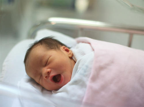Vợ quằn quại đau đẻ đến chết đi sống lại và hành động của ông chồng