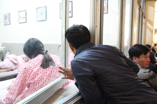 Vợ quằn quại đau đẻ đến chết đi sống lại và hành động của ông chồng