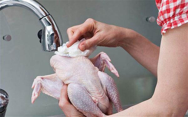 Chúng ta luôn rửa gà theo cách này mà không biết điều đó rất nguy hiểm
