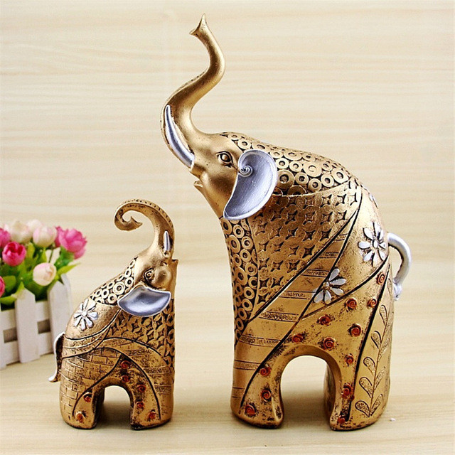 Những tượng linh vật đặt trong nhà để tiền vào như nước