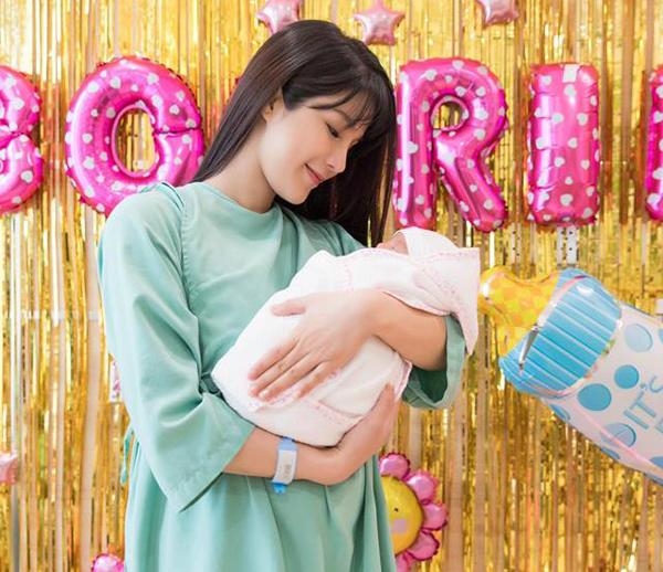 Diệp Lâm Anh tung tăng dạo phố dù mới sinh con 2 tuần