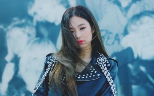 Fan châu Á bấn loạn trước loạt hình ảnh khí chất của Jennie