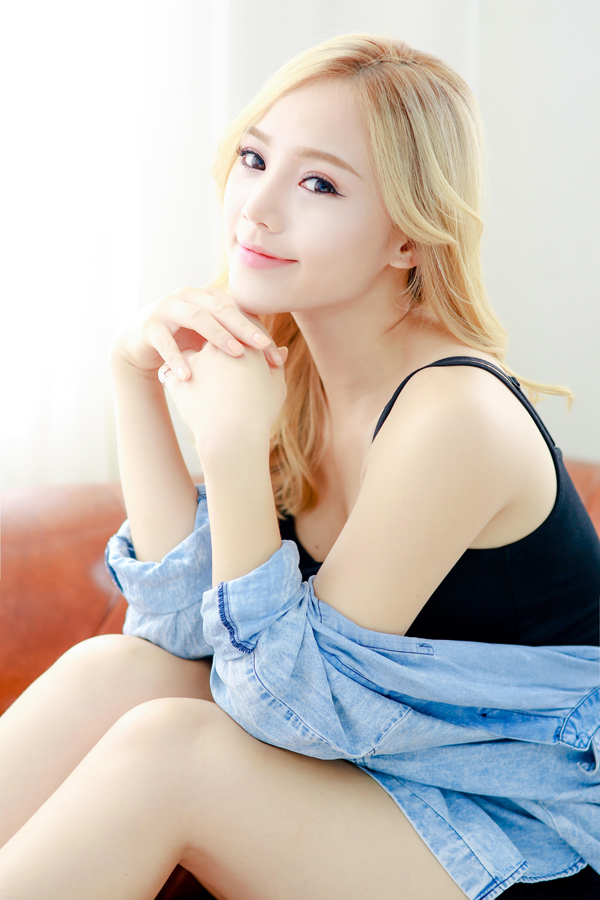 Gian di tren phim la vay nhung ngoai doi Dao lai so huu phong cach thoi trang sexy het nac