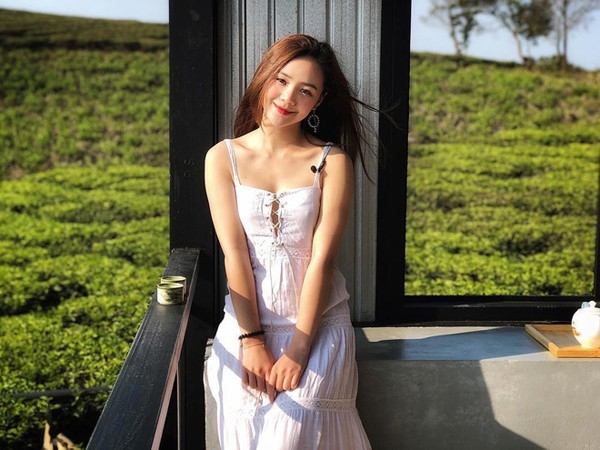 Gian di tren phim la vay nhung ngoai doi Dao lai so huu phong cach thoi trang sexy het nac