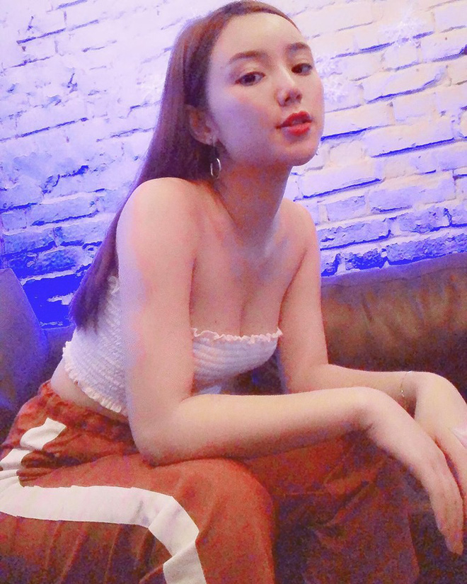 Gian di tren phim la vay nhung ngoai doi Dao lai so huu phong cach thoi trang sexy het nac