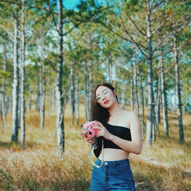 Gian di tren phim la vay nhung ngoai doi Dao lai so huu phong cach thoi trang sexy het nac