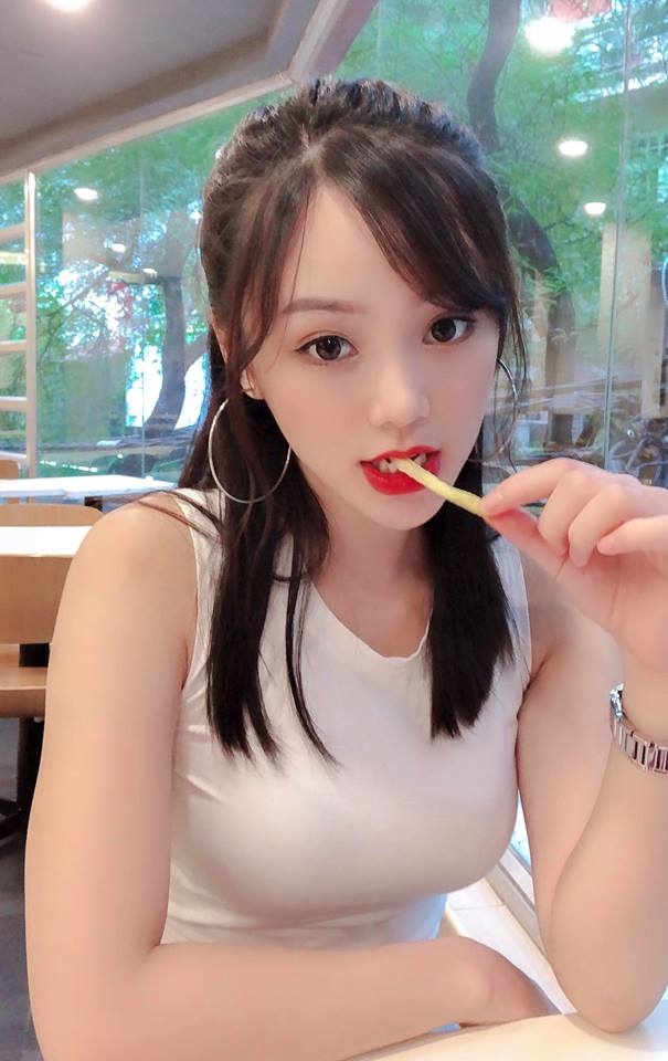 Gian di tren phim la vay nhung ngoai doi Dao lai so huu phong cach thoi trang sexy het nac