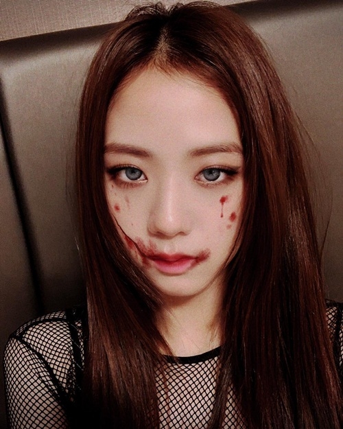 Ảnh hot sao Hàn: Sulli không ngại thả rông ra đường