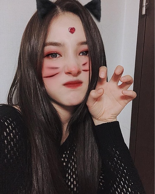 Ảnh hot sao Hàn: Sulli không ngại thả rông ra đường