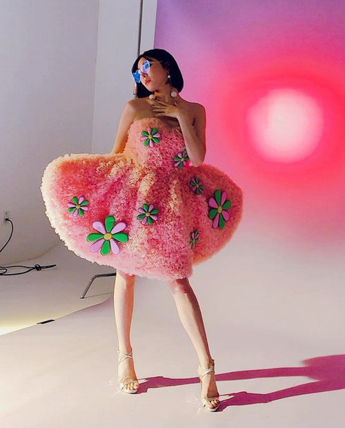 Ảnh hot sao Hàn: Sulli không ngại thả rông ra đường