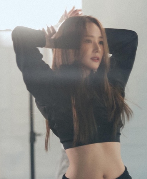 Ảnh hot sao Hàn: Sulli không ngại thả rông ra đường