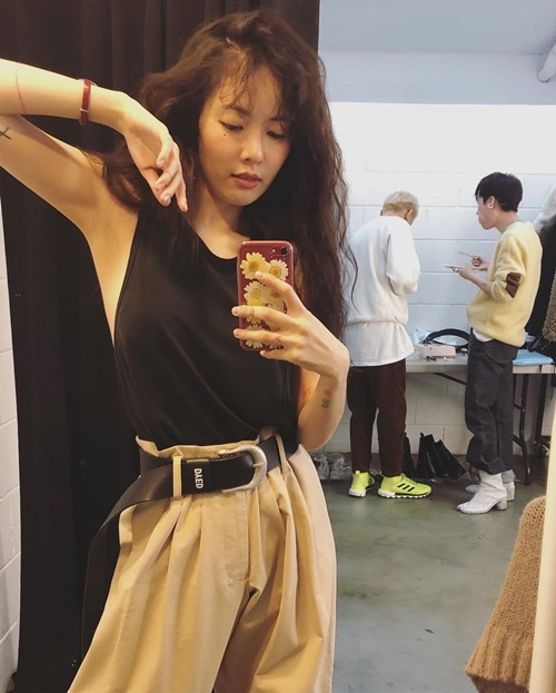 Ảnh hot sao Hàn: Sulli không ngại thả rông ra đường