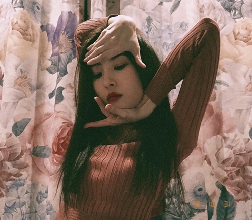 Ảnh hot sao Hàn: Sulli không ngại thả rông ra đường