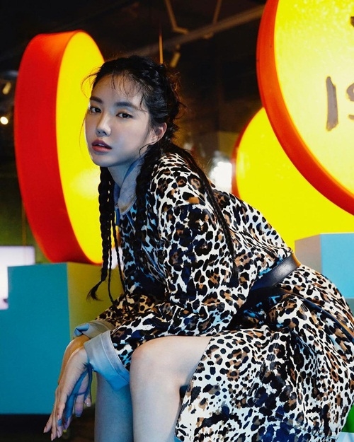 Ảnh hot sao Hàn: Sulli không ngại thả rông ra đường