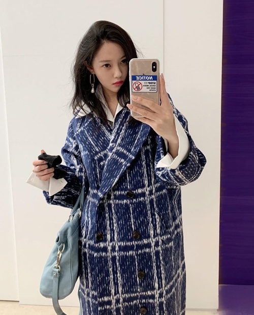 Ảnh hot sao Hàn: Sulli không ngại thả rông ra đường