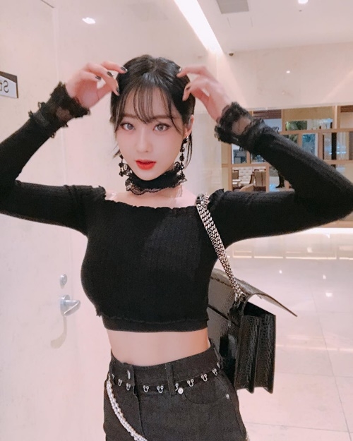 Ảnh hot sao Hàn: Sulli không ngại thả rông ra đường