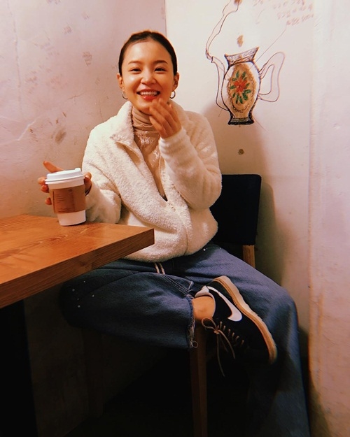 Ảnh hot sao Hàn: Sulli không ngại thả rông ra đường