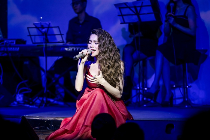Hồ Ngọc Hà ngẫu hứng hát ca khúc Hongkong1