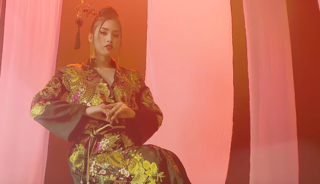 Hoa hậu Trần Tiểu Vy tung MV cover Lạc Trôi đầy ma mị