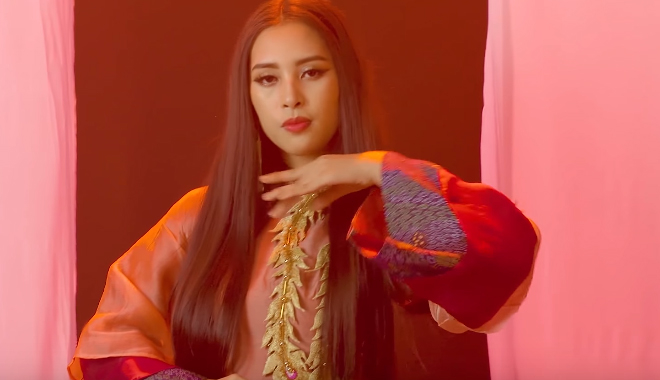 Hoa hậu Trần Tiểu Vy tung MV cover Lạc Trôi đầy ma mị