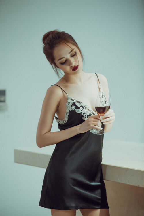 Hồn nhiên kể chuyện giường chiếu, dàn sao Việt nhận nhiều gạch đá