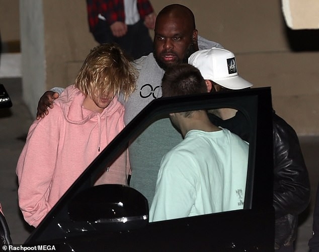 Justin Bieber lại bật khóc nức nở trong quán bar vì nhớ Selena Gomez